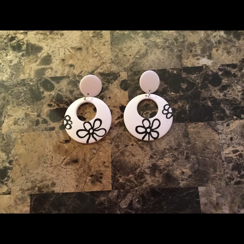 Blk and white hoop earrings